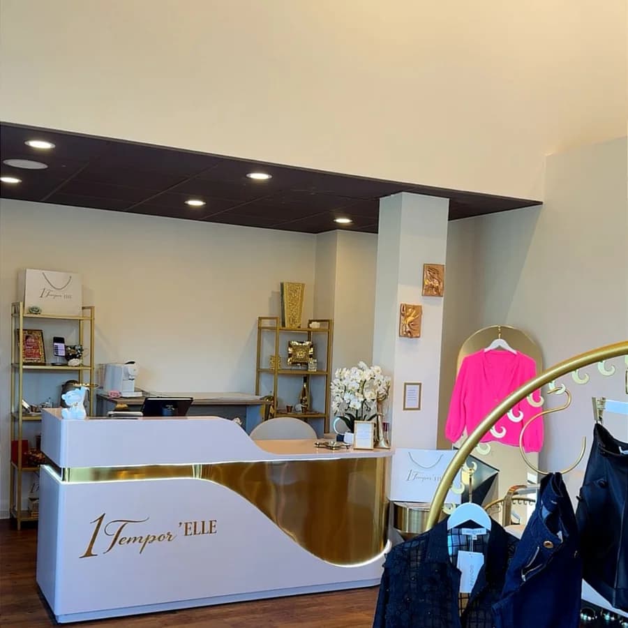 Le comptoir blanc et doré de la boutique, portant le logo 1Tempor'ELLE